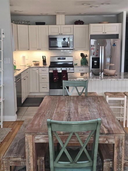 Building Photo - 359 E Pine St