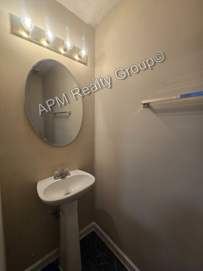 Building Photo - Spacious three bedroom home in the Northeast