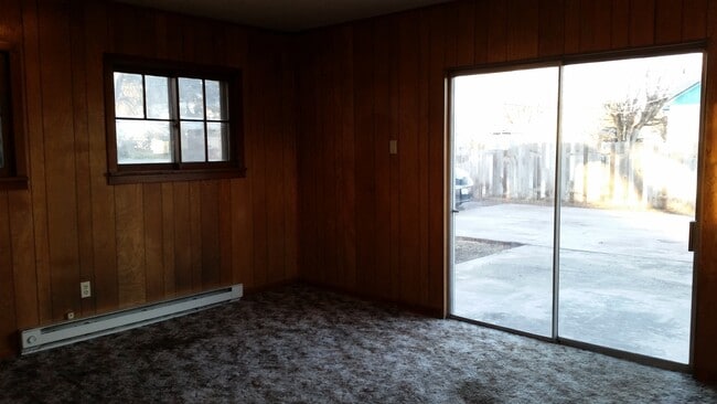 Building Photo - Large 3 br near YVCC