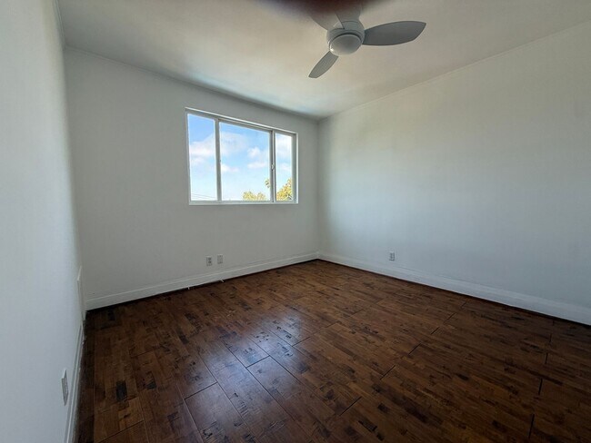 Building Photo - 206 4th Ave