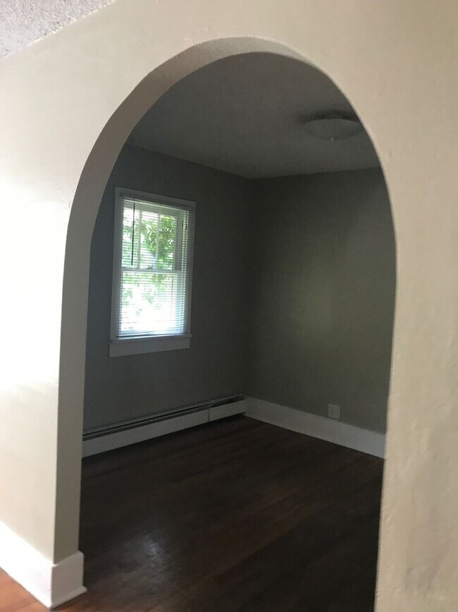 Building Photo - STUDENTS WELCOME! 5 Bed / 2 Bath Home - Walking Distance to CSU