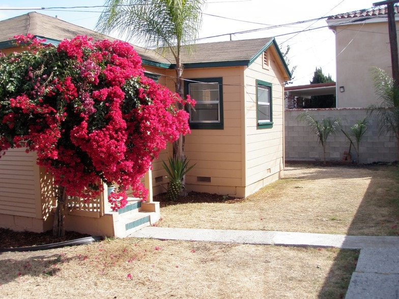 Super-cute cottage - 4950 W 119th Pl