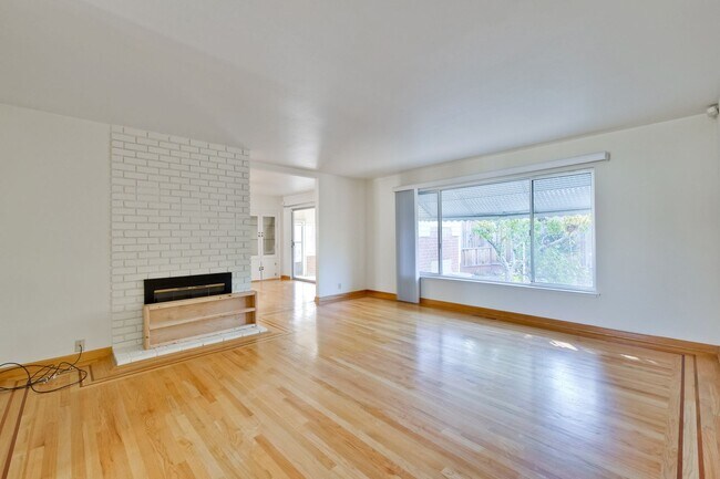 Building Photo - Hardwood Floors- Top Moreland SCH- SM Dogs Welcome- Close to Apple