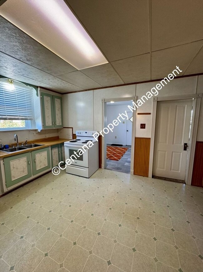 Building Photo - Huge 3 bedroom house with 2 bonus rooms an...