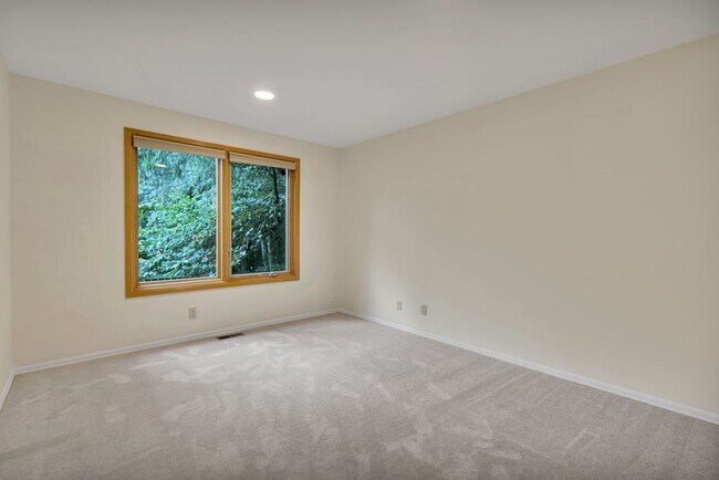 Building Photo - 16323 NE 50th Way