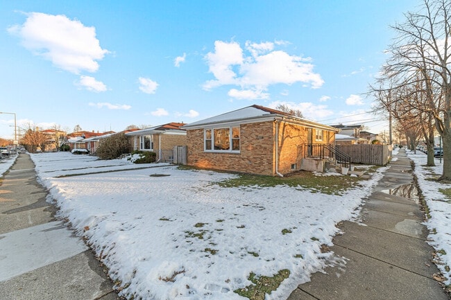 Building Photo - 3457 Main St