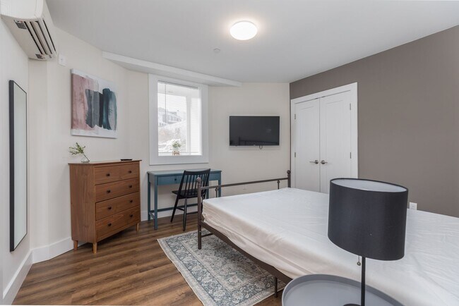 Building Photo - Huge 5 Bed each with their own Bathroom!