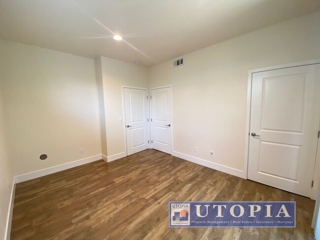 Building Photo - Beautiful and Spacious 3-bedroom, 3.5-bathroom Townhouse Located in the heart of Seabright.