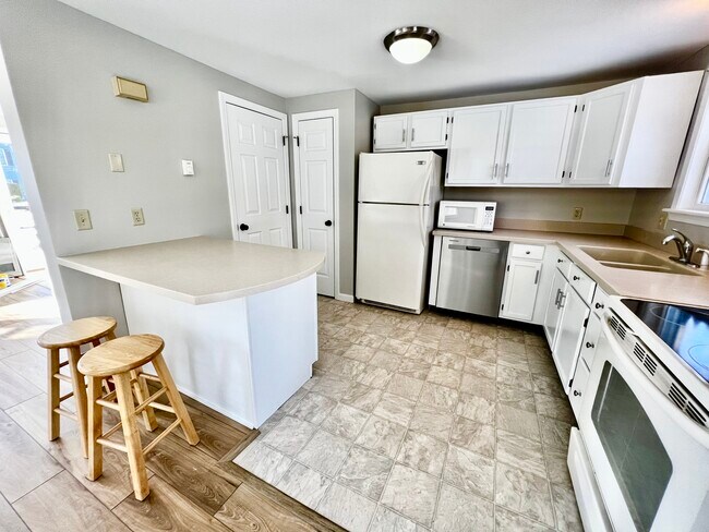 Fully Applianced - 75 Baldwin Dr