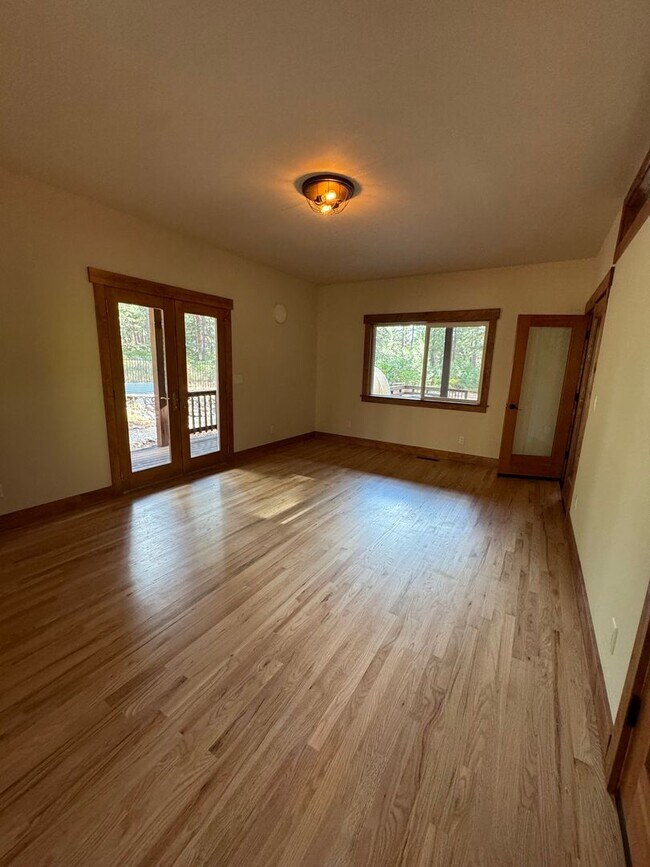 Building Photo - Luxury Mountain Retreat: 4-Bedroom Home wi...