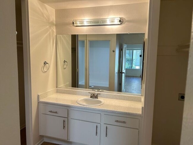 Building Photo - GREAT 1BD 1BA CONDO FOR LEASE!