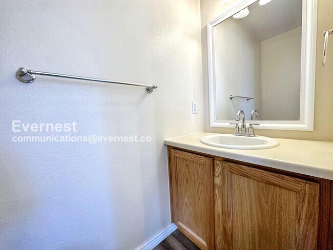 Building Photo - 3-Bedroom Town Home with Washer/Dryer / Av...