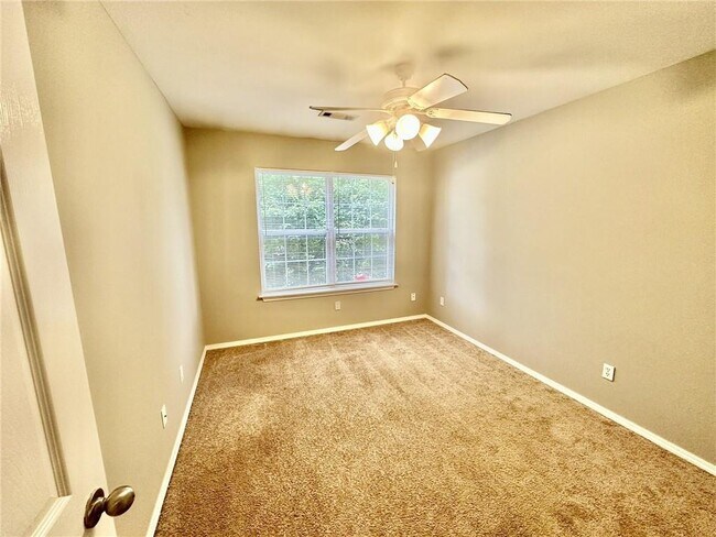 Building Photo - 1431 W Jct St