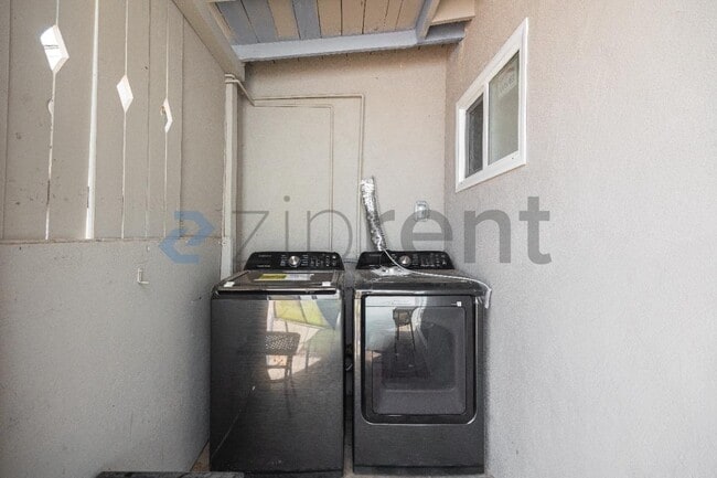 Building Photo - 415 E 26th St