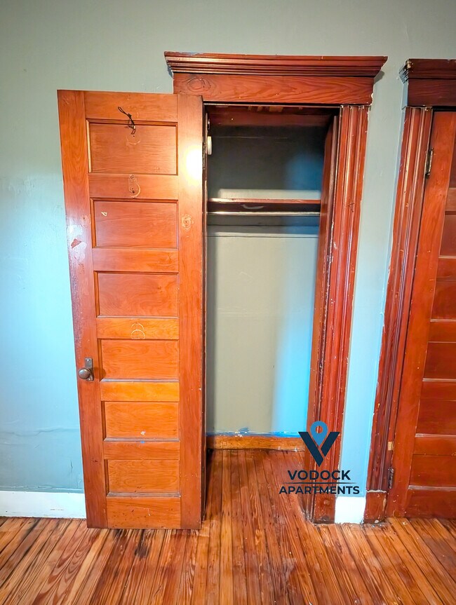 Building Photo - 582 Ferry St