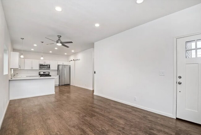 Building Photo - Fully Furnished Modern 3-Bed, 2-Bath Near ...