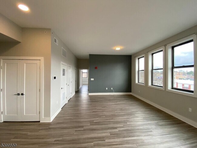 Building Photo - 22 Center St