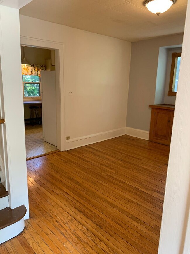 Building Photo - 4 Bedroom 2 Bathroom On the Edge of Dinkyt...