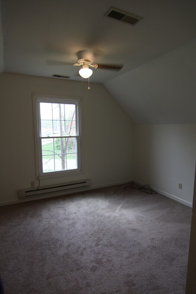 Building Photo - 4 Bedroom Pet Friendly Home For Rent Near Post!