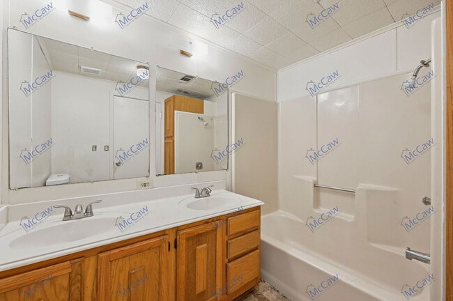 Building Photo - 14614 Seminole Dr