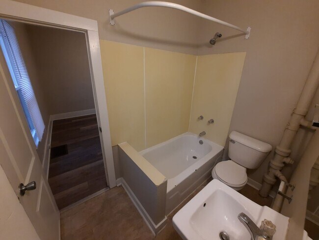 Building Photo - 3 Bedroom, 1 Bathroom Home with additional office/den space and fenced yard!