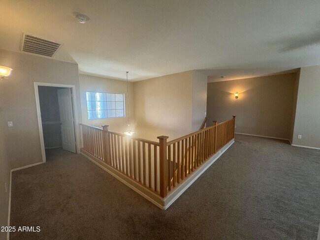 Building Photo - 1359 E Parkview Dr