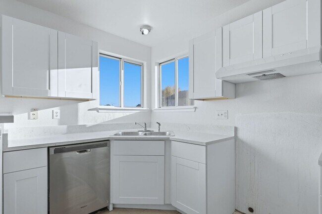 Building Photo - 3 bed 2 1/2 bath Split level home in Found...