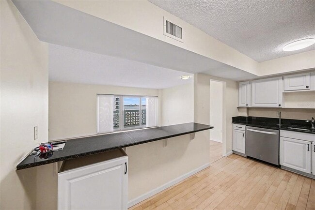 Building Photo - 2401 Bayshore Blvd