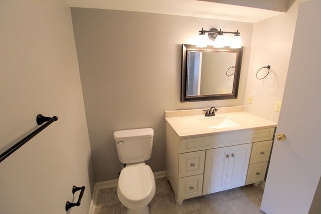 Building Photo - 1018-1 Blue Ridge Dr