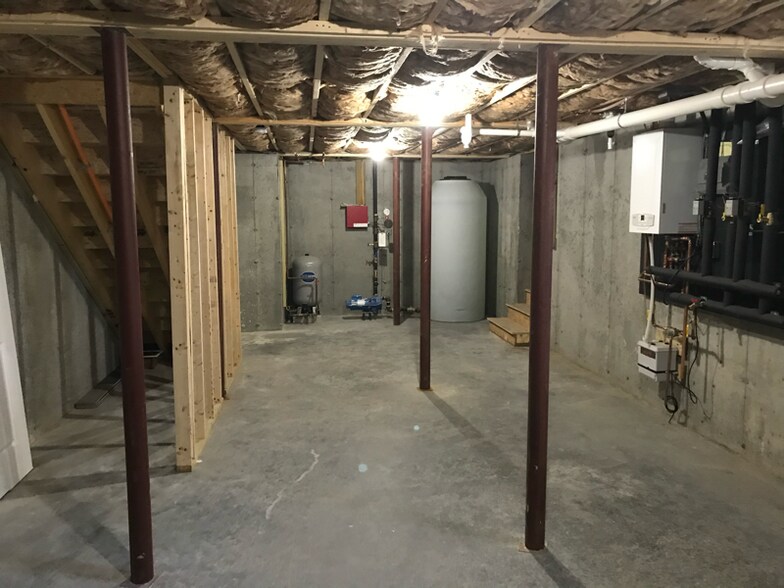 Building Photo - 4 ME-4