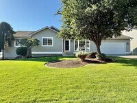 Building Photo - 814 E Country Hill Ct