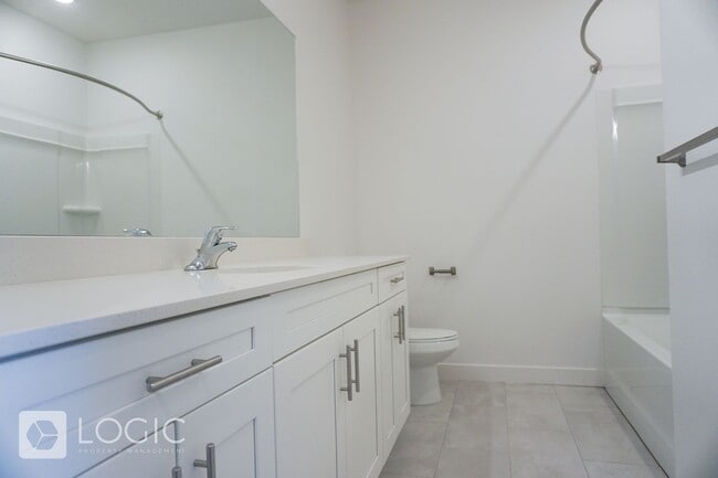 Building Photo - Gorgeous Townhome in Great Location!