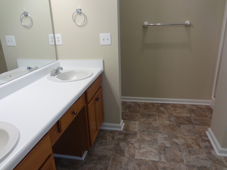 Building Photo - 2160 Laurel Pointe Ln