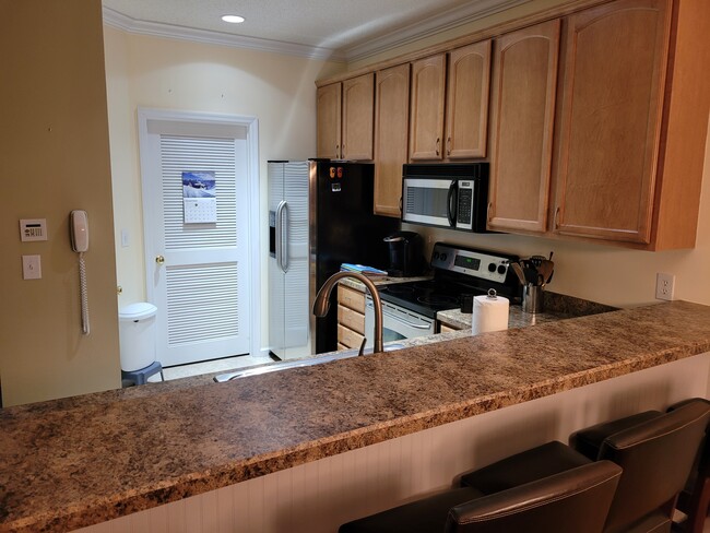 Kitchen, stainless steel appliances. Dishwasher, refrigerator, stove and microwave - 5834 Longwood Dr