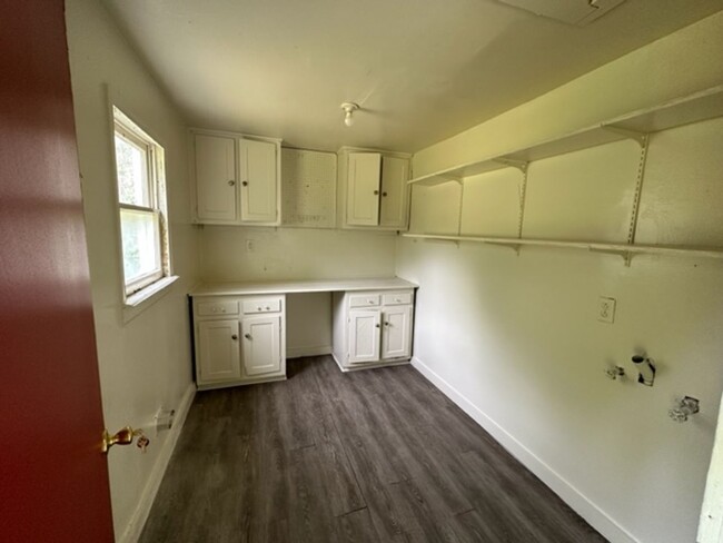 Building Photo - Charming 2 Bedroom. 1 Full Bath Home in We...