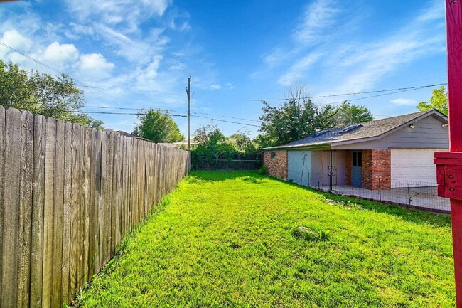 Building Photo - $2,795.00  - 4 Beds, 2 Baths, Single Famil...