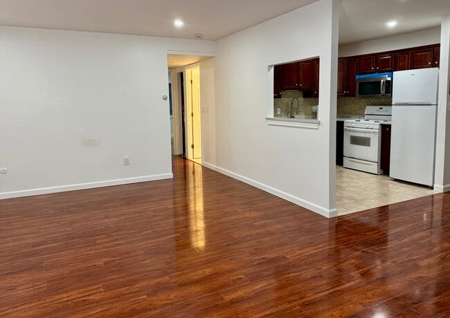 Building Photo - 685 Oak St