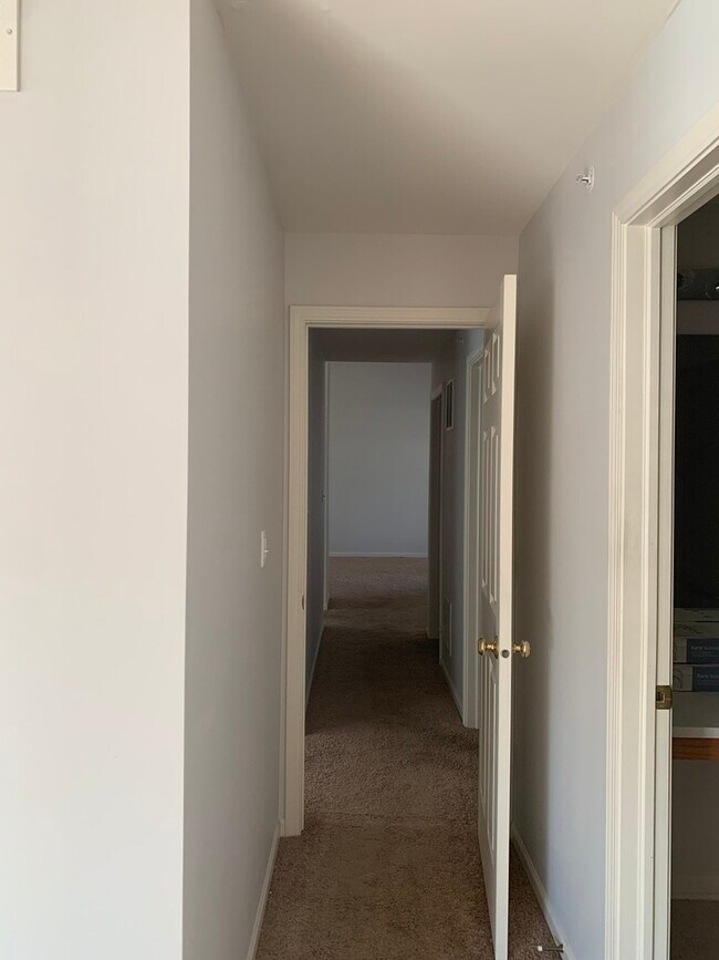 Building Photo - 876 Stuarts Dr