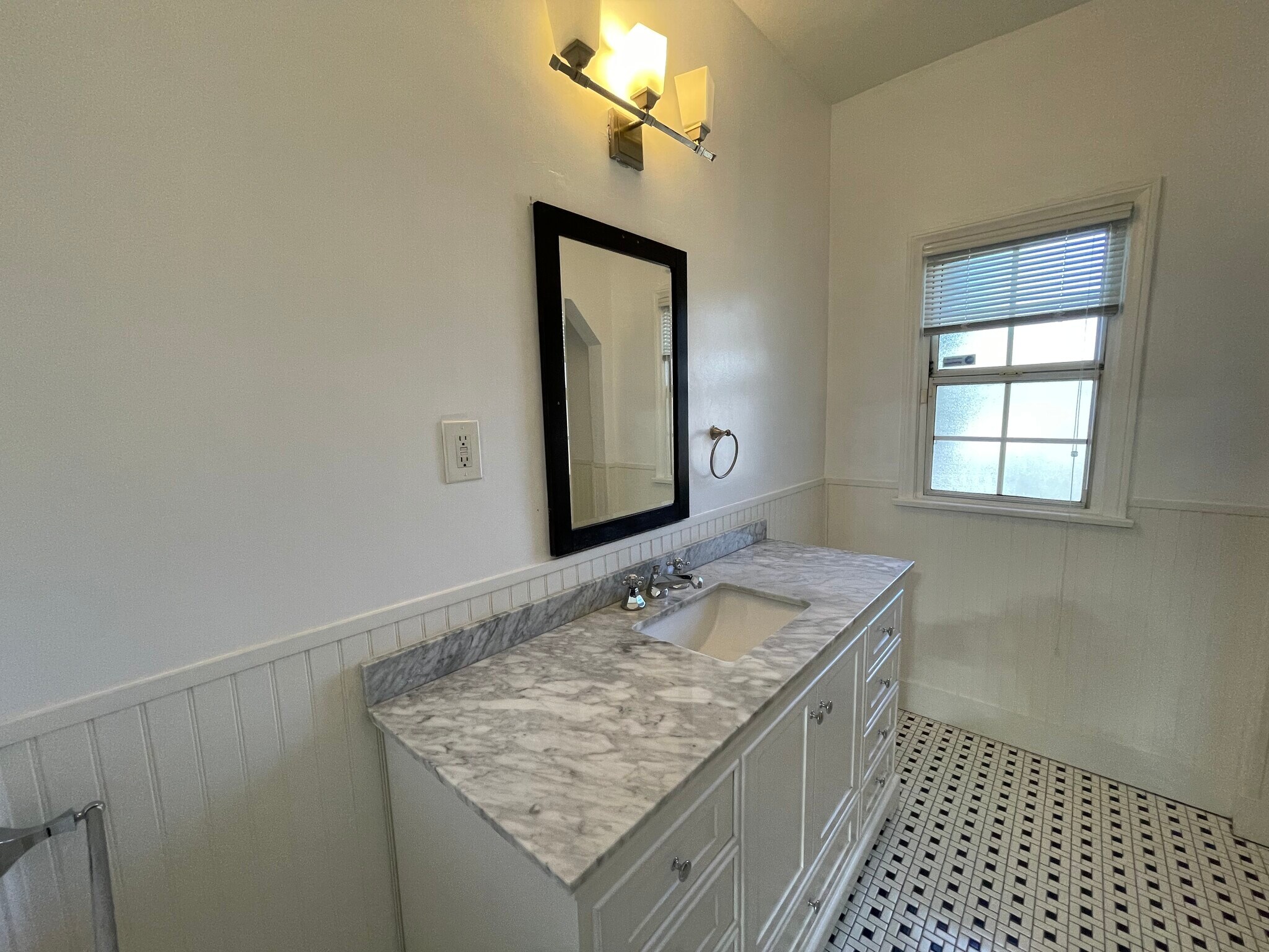 Building Photo - 1602 S Stanley Ave