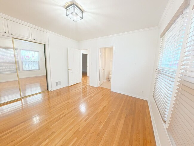 Building Photo - 442 Kelton Ave