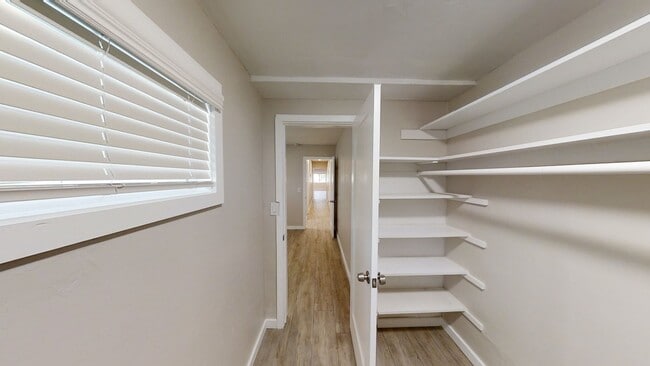Building Photo - 7 BD, 3 BR. Spacious Yard!!