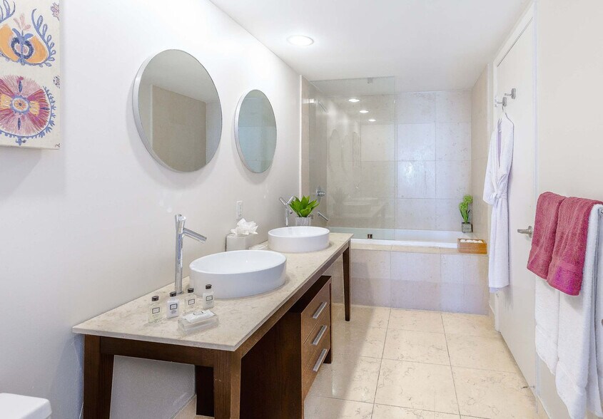 Building Photo - 485 Brickell Ave