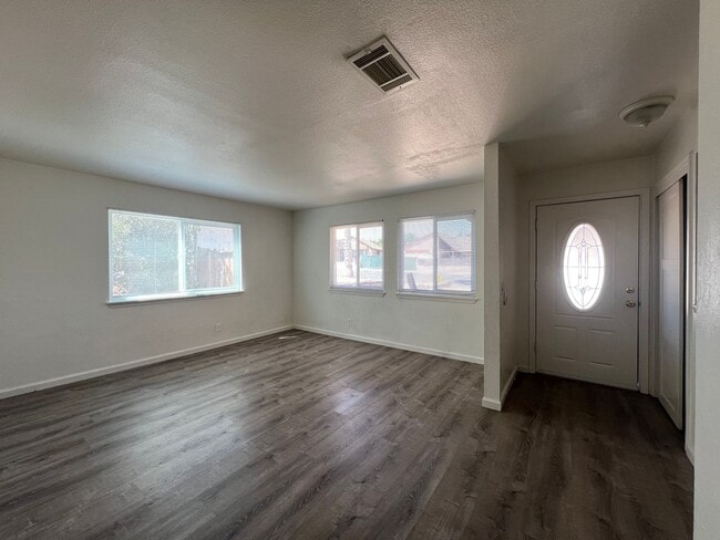 Building Photo - Beautiful 4 Bedroom 2 Bathroom Home