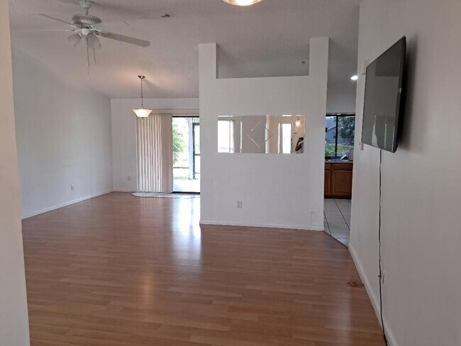 Building Photo - 462 SW Dalton Cir