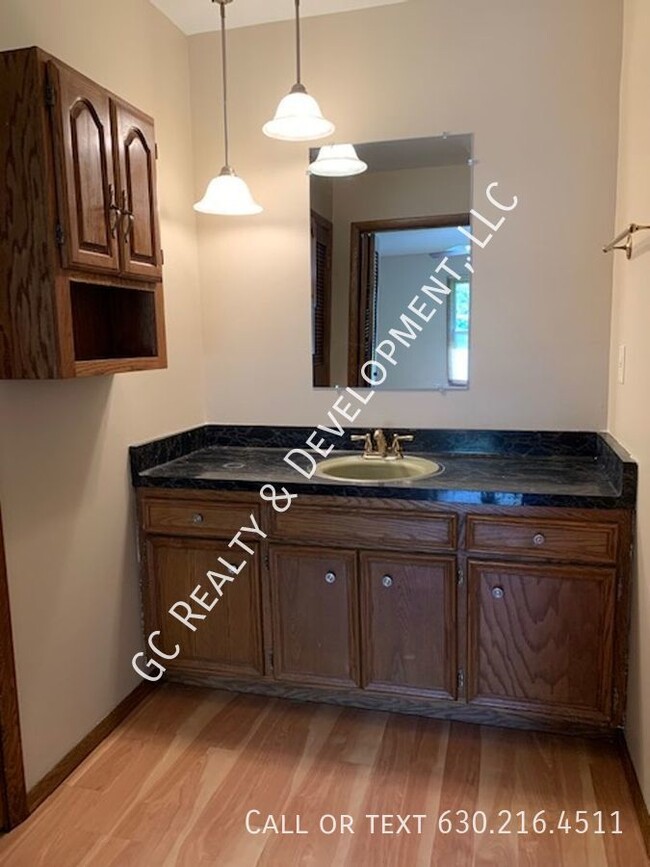 Building Photo - ***SINGLE FAMILY RANCH / 3 BDRM / 2.5 BTH ...