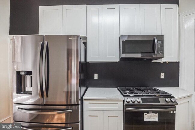 Building Photo - 117 Rochelle Ave