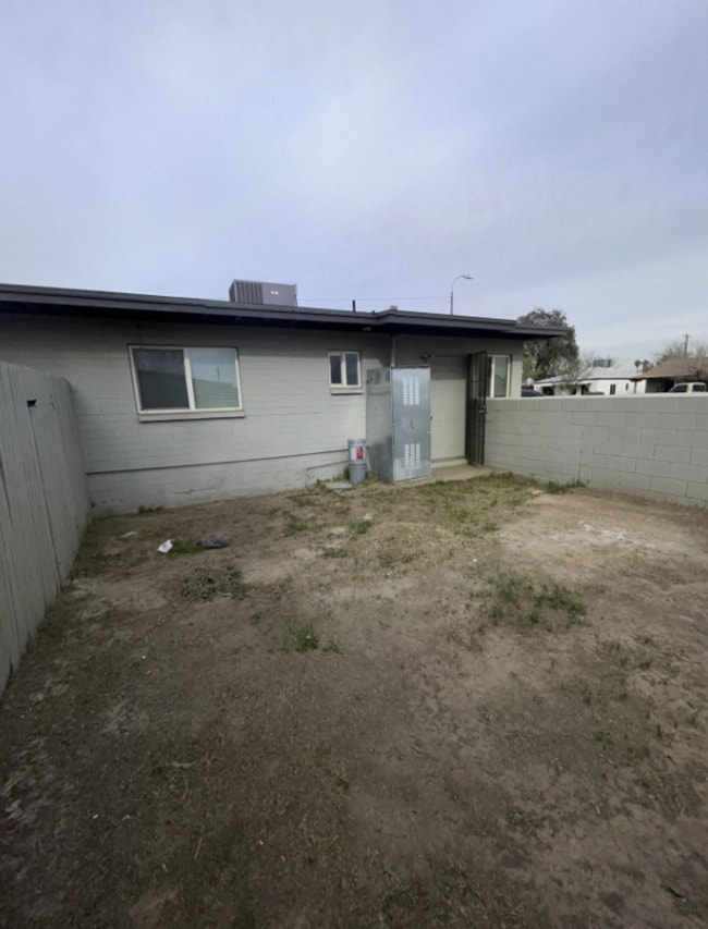 Building Photo - COMING SOON! 2 Bedroom, 1 Bath Apartment i...