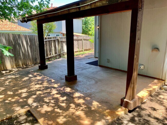 Building Photo - Beautiful 2 Bed/2.5 Bath Home in Round Roc...