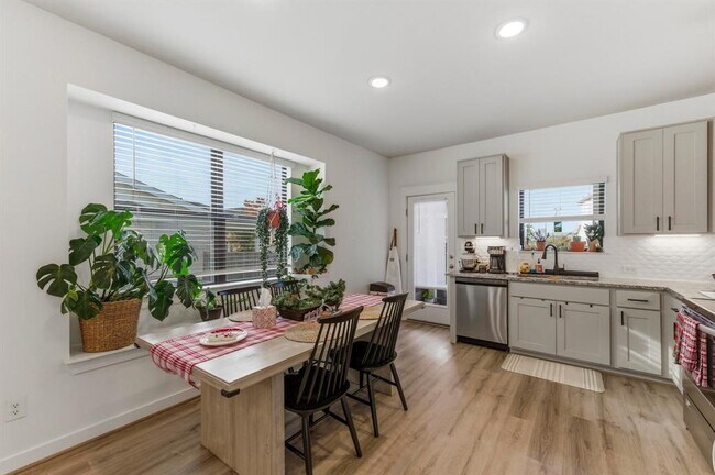 Building Photo - 159 Threshing Rd