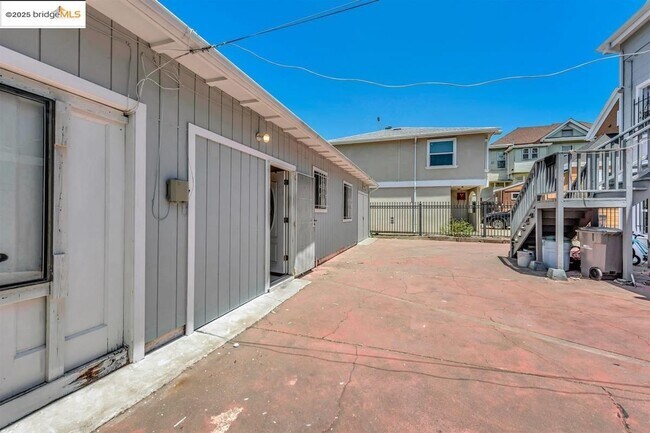 Building Photo - 1715 9th Ave